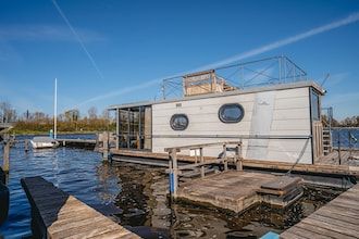 Woonboot bij de haven met uitzicht in Uitgeest