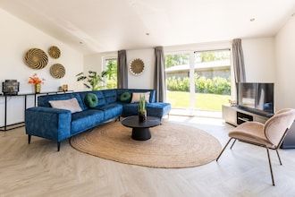 Chalet bij Vijver in Vakantiepark in Veldhoven