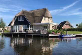Villa in Friesland met Sauna en Steiger in Delfstrahuizen