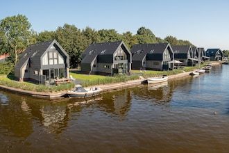 Watervilla in Balk met eigen aanlegsteiger in Balk