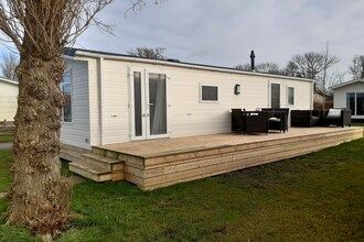 Chalet aan de Waddenzee met Tuin in Hippolytushoef