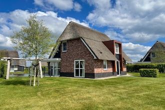 Villa in Friesland met Jacuzzi en Sauna in Delfstrahuizen