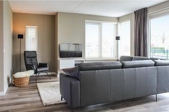 Villa met tuin, op vakantiepark aan het water in Idskenhuizen