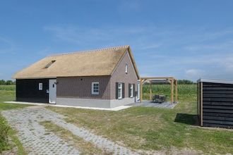 Villa met rieten dak midden in de natuur in Someren