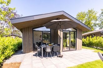 Chalet bij Vijver met Sauna in Veldhoven