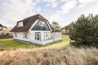 Rieten villa vlakbij het strand in Hollum