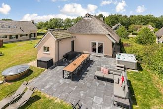 Smaakvolle rietgedekte boerderijwoning met welness in Vlagtwedde