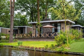Modern huisje met uitzicht op het meer op de Veluwe in Hoenderloo