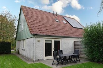 Vakantiehuis in rustige park met terras in Wemeldinge