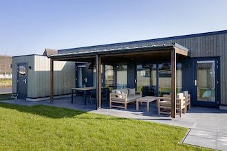 Docklodge bij Friese Meren met Privé Aanlegplaats in Delfstrahuizen