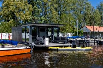 Houseboat in Heeg met prachtig havenzicht in Heeg