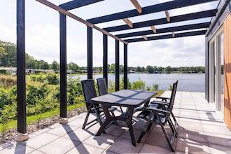 Vakantiehuis aan het meer met modern comfort in Tynaarlo