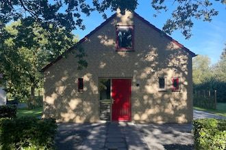 Zonnige familiebungalow aan het meer in Ewijk