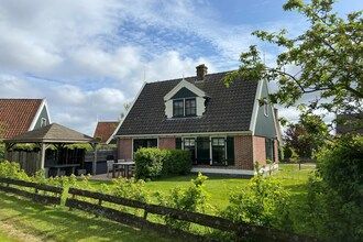 Moderne Nederlandse villa met terras in Hippolytushoef