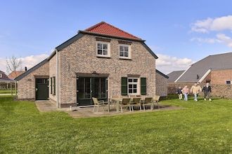 Boerderij in Limburg met Zwemparadijs in Roggel