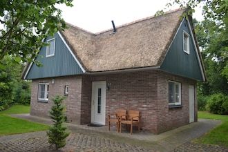 Rustieke villa met gedeeld zwembad in Paasloo