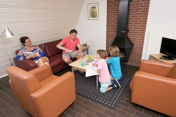 Woonkamer - Bosrandvilla met sauna in Hoenderloo (1)