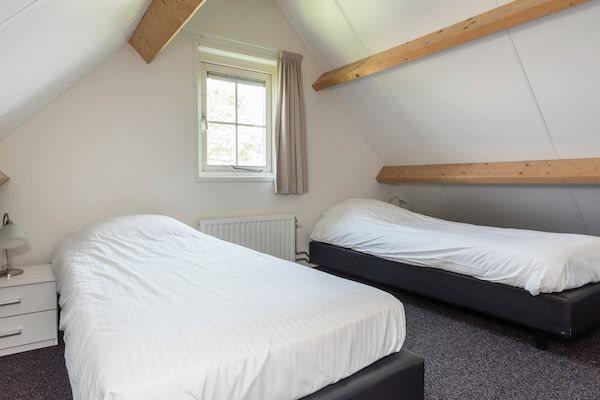 Slaapkamer - Comfortabel vakantiehuis met terras in Wemeldinge (3)
