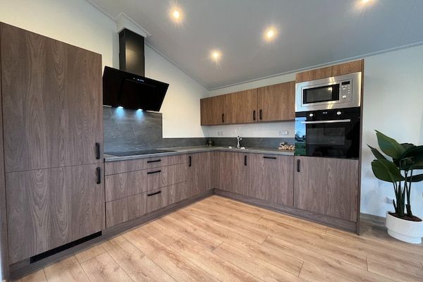 Keuken - Gezellig Chalet Vlakbij Alkmaar in West-Graftdijk (4)