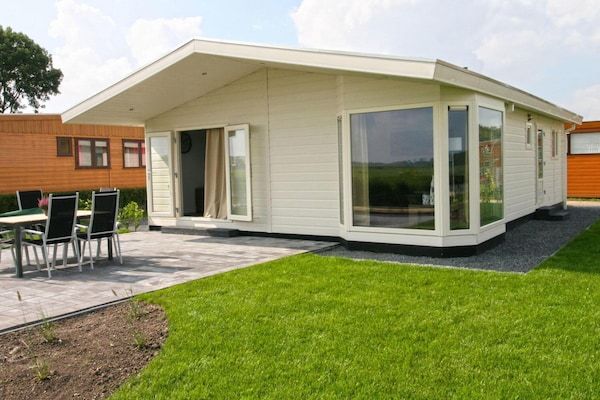 Buitenkant - Gezellig Chalet Vlakbij Alkmaar in West-Graftdijk (1)