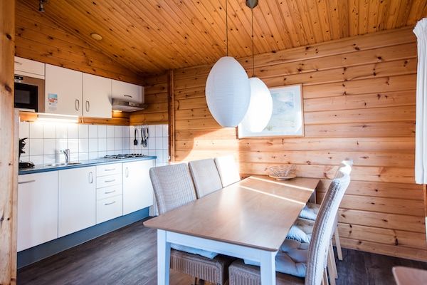 Eetkamer - Hollum Bungalow Vlakbij het Strand in Hollum (2)