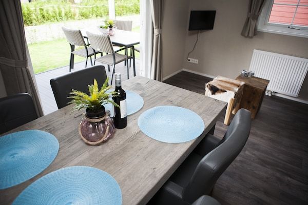 Woonkamer - Chalet in Nederland met eigen sauna in Voorthuizen (2)