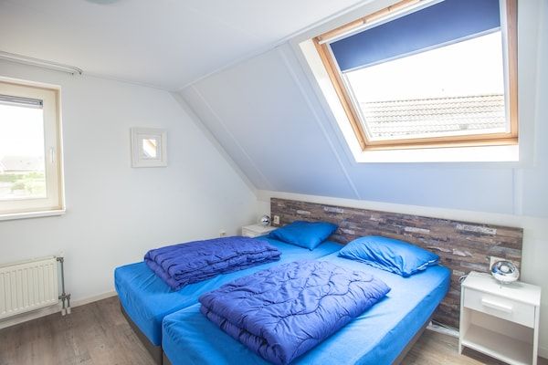 Slaapkamer - Heerlijk vakantiehuis met ligplaats bij IJsselmeer in Medemblik (3)
