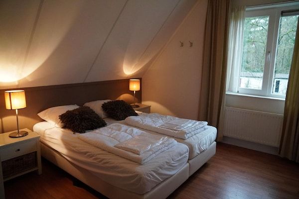 Slaapkamer - Ruime villa in Hoenderloo in Hoenderloo (4)