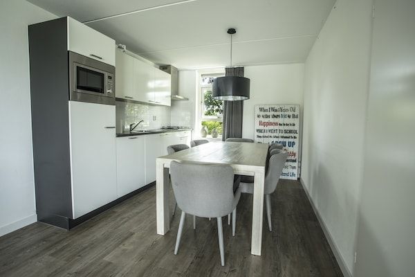 Eetkamer - Chique verblijf aan het water in Medemblik in Medemblik (3)