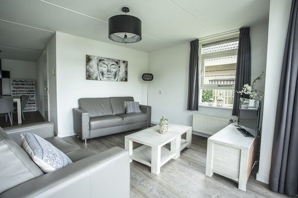 Woonkamer - Chique verblijf aan het water in Medemblik in Medemblik (2)