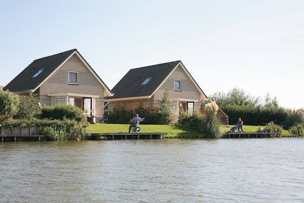 Buitenkant - Chique verblijf aan het water in Medemblik in Medemblik (1)