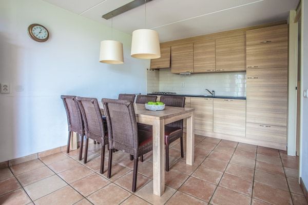 Eetkamer - Mooi huis met sauna, gelegen vlakbij IJsselmeer in Medemblik (3)