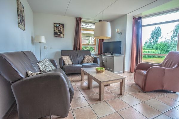 Woonkamer - Mooi huis met sauna, gelegen vlakbij IJsselmeer in Medemblik (2)