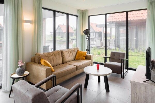 Woonkamer - Grachtenvilla met terras in Ossenzijl (2)