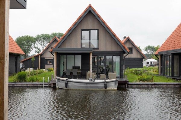 Buitenkant - Grachtenvilla met terras in Ossenzijl (1)