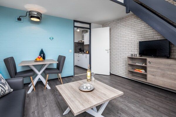 Woonkamer - Gerenoveerd appartement aan het Grevelingenmeer
 in Bruinisse (2)