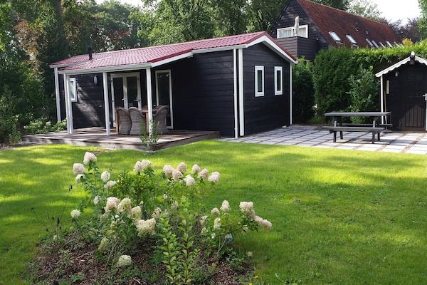 Buitenkant - Vreedzaam boschalet in Elst (1)
