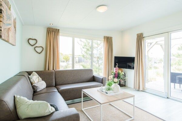 Woonkamer - Stijlvol chalet vlakbij het strand in Hollum (1)