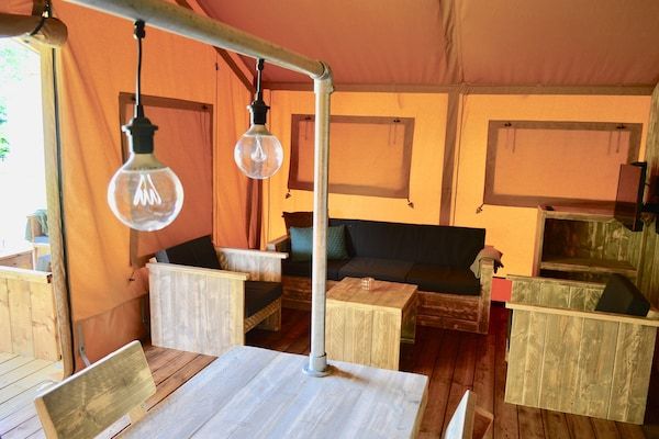 Woonkamer - Safaritent bij Vlugtenburg Strand in 's-Gravenzande (3)