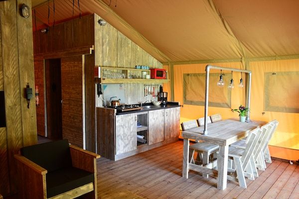 Keuken - Safaritent bij Vlugtenburg Strand in 's-Gravenzande (2)