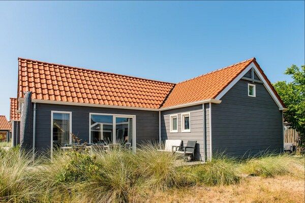 Buitenkant - Nieuwe bungalow met terras in Hollum (5)