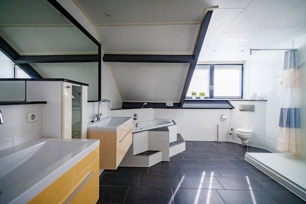 Badkamer - Vakantiehuis bij Jachthaven met Sauna & Spelkamer in Maurik (5)