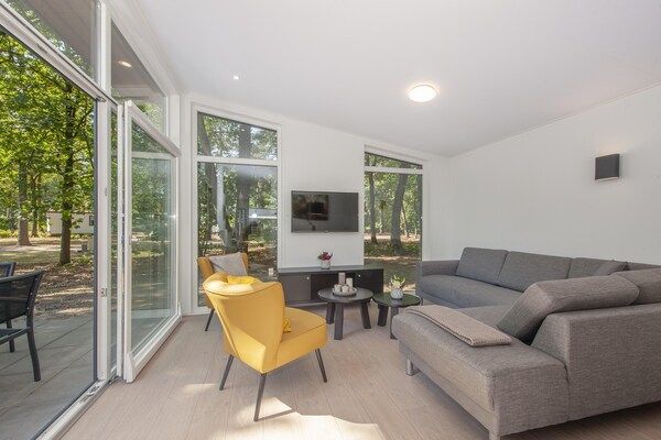 Woonkamer - Lodge in Bospark 't Wolfsven met Tuin in Mierlo (2)