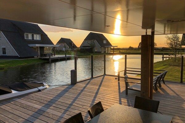 Terras - Villa aan het meer met terras in Delfstrahuizen (5)
