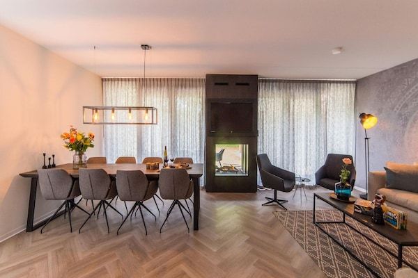Eetkamer - Schitterende wellness villa met uitzicht in Maastricht (2)