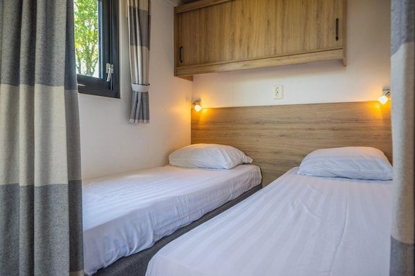 Slaapkamer - Huisdiervriendelijke vakantiebestemming in West-Graftdijk (5)