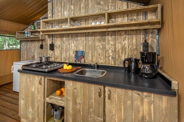 Keuken - Safaritent bij Natuurpark Eindhoven in Mierlo (3)