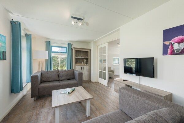 Woonkamer - Ruime boerderij vlakbij het strand in De Koog (3)