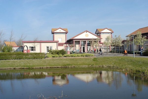 Buitenkant - Villa bij Zeeland Strand in Vakantiepark in Scharendijke (2)