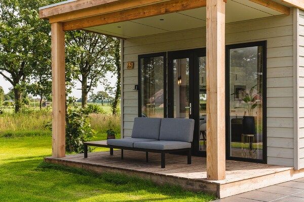 Terras - Wellness chalet met sauna, aan Sallandse Heuvelrug in Rijssen (5)